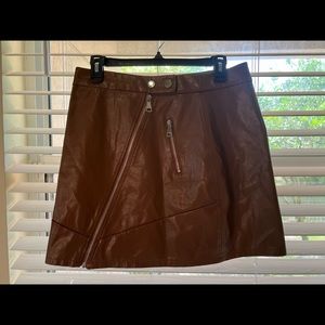 Falta color marrón ( estilo cuero)